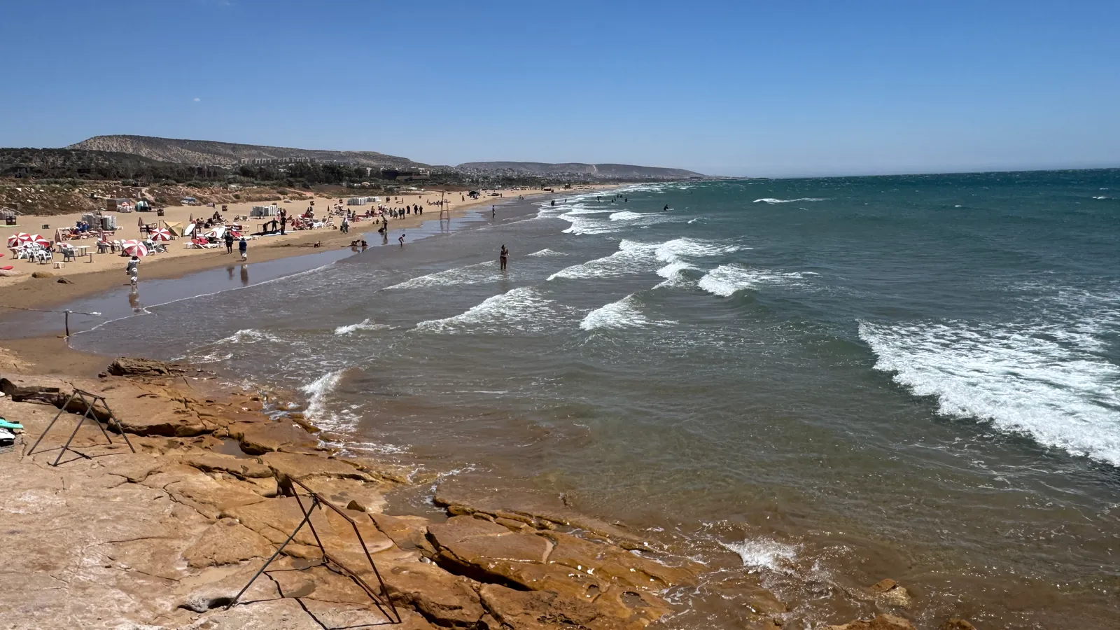 Plage et rochers au sud du village de Taghazout, un jour de houle