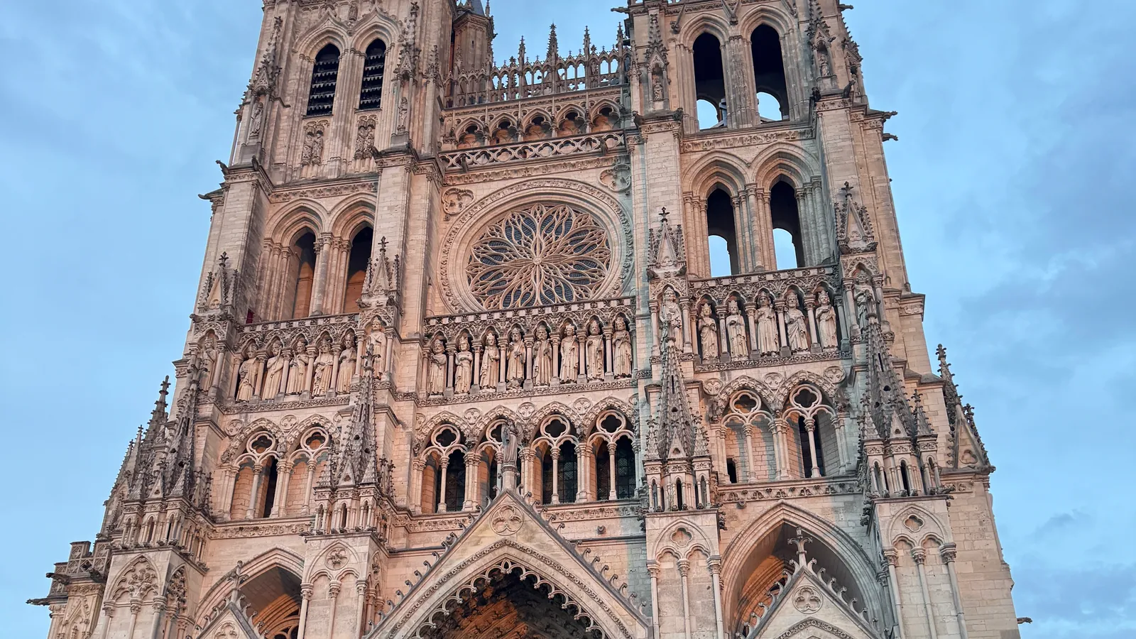 La façade de la cathédrale Notre-Dame d'Amiens au soleil du soir
