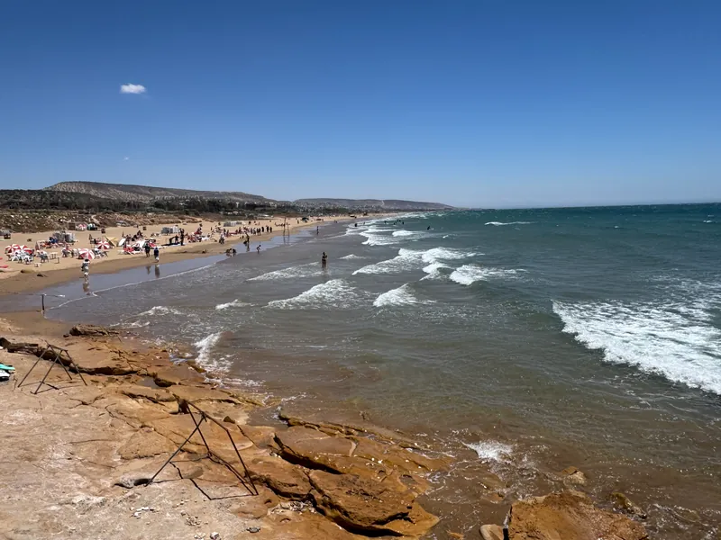 Plage et rochers au sud du village de Taghazout, un jour de houle