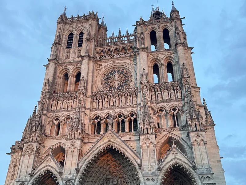 La façade de la cathédrale Notre-Dame d'Amiens au soleil du soir