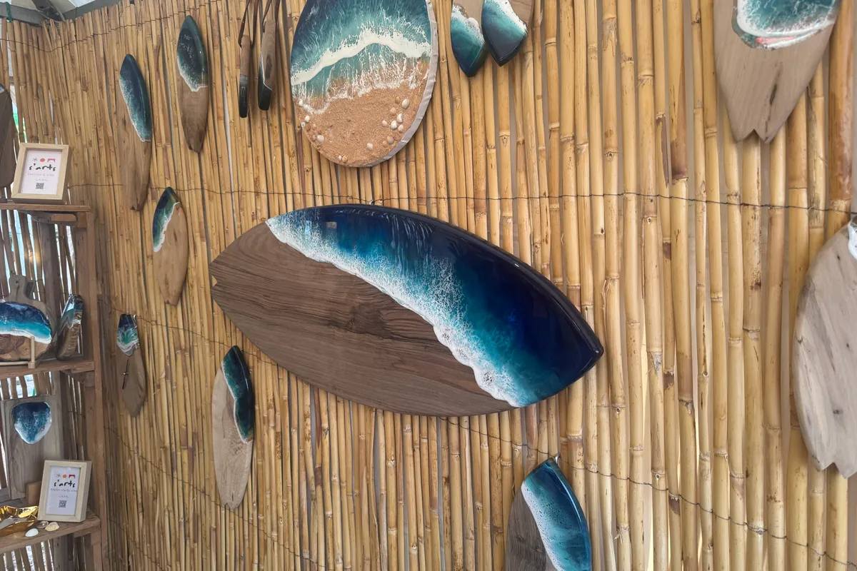 Planches décoratives en résine chez un artisan de Taghazout (octobre 2025)