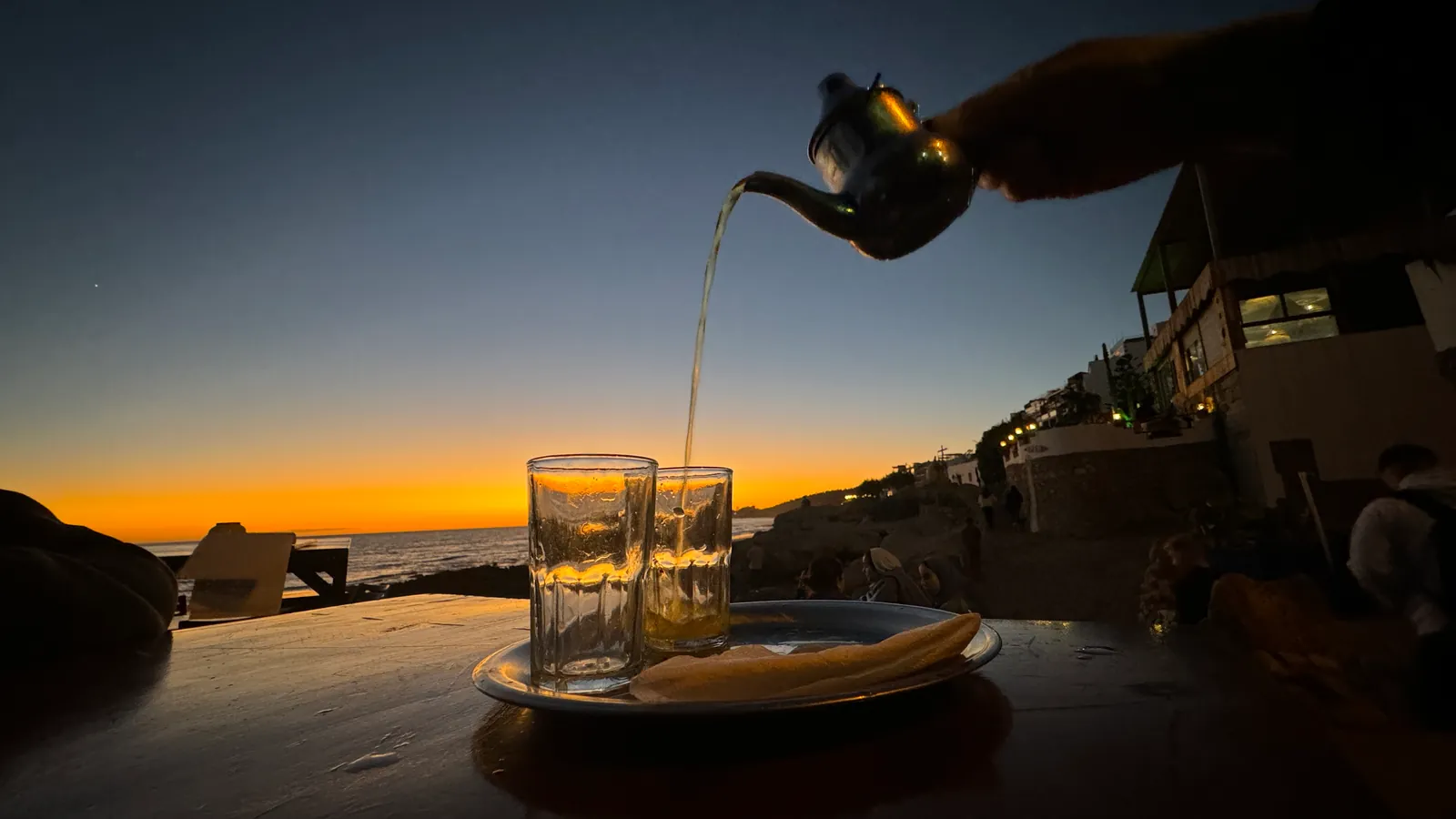 Thé à la menthe servi en terrasse face à l'océan, au coucher du soleil, Taghazout