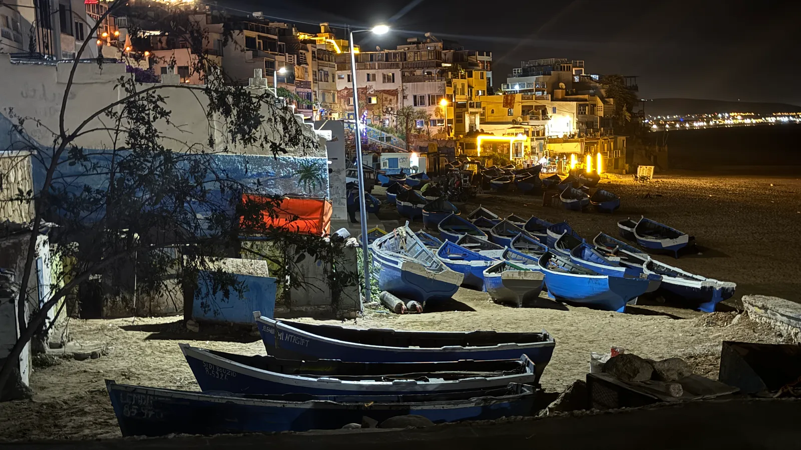 Le village de Taghazout et ses barques de pêcheurs, à la nuit tombée