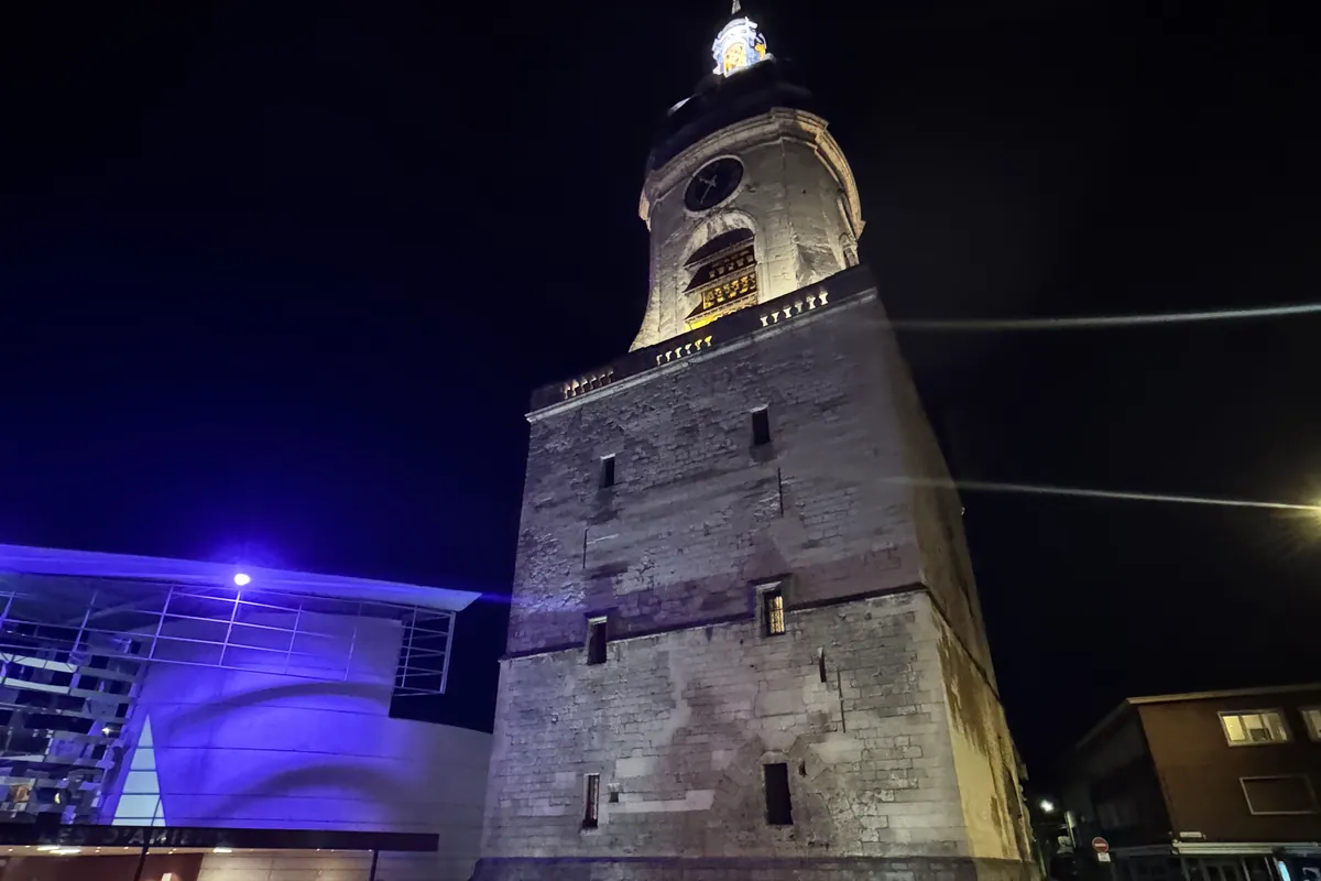 Le beffroi d'Amiens illuminé, un soir d'août 2026