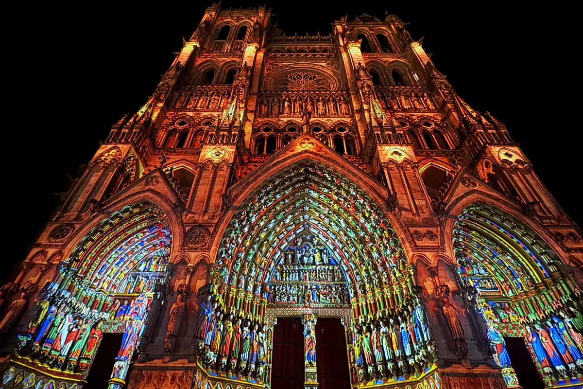 Le spectacle Chroma sur les portails de la cathédrale, ici en août 2026