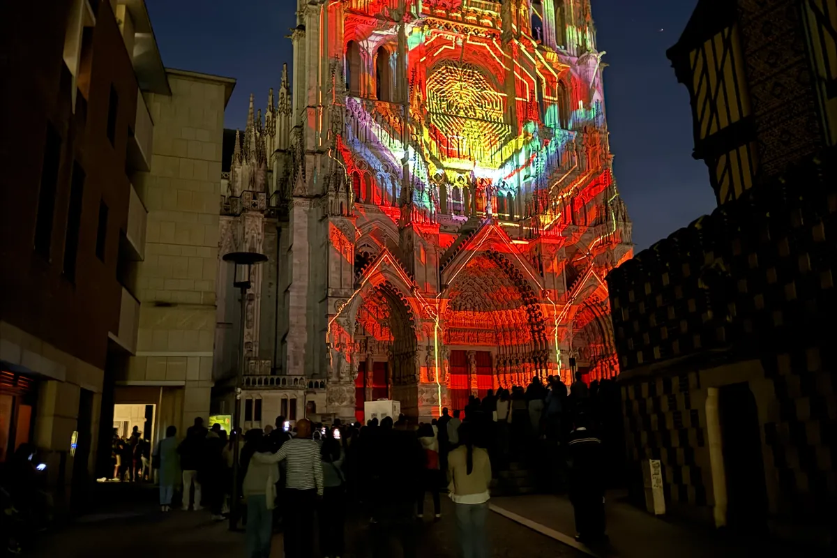 La foule devant la façade rouge et or de la cathédrale, pendant Chroma (22 août 2026)
