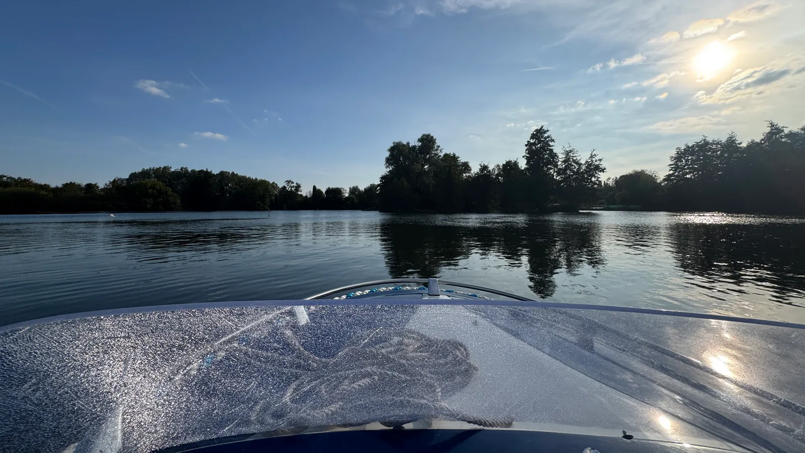 À l'avant du bateau, sur un étang des hortillonnages, un soir d'août