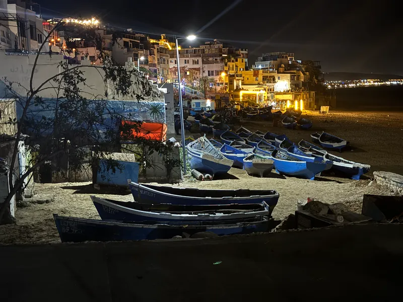 Le village de Taghazout et ses barques de pêcheurs, à la nuit tombée