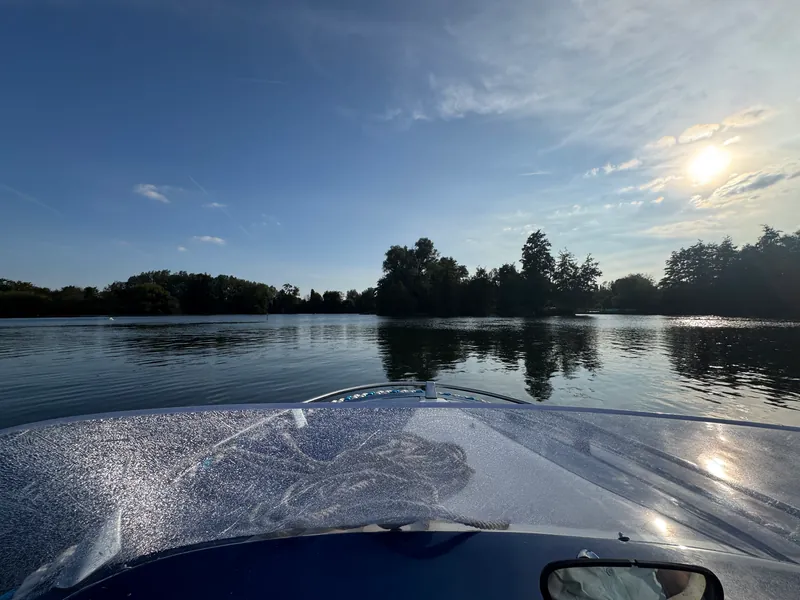 À l'avant du bateau, sur un étang des hortillonnages, un soir d'août